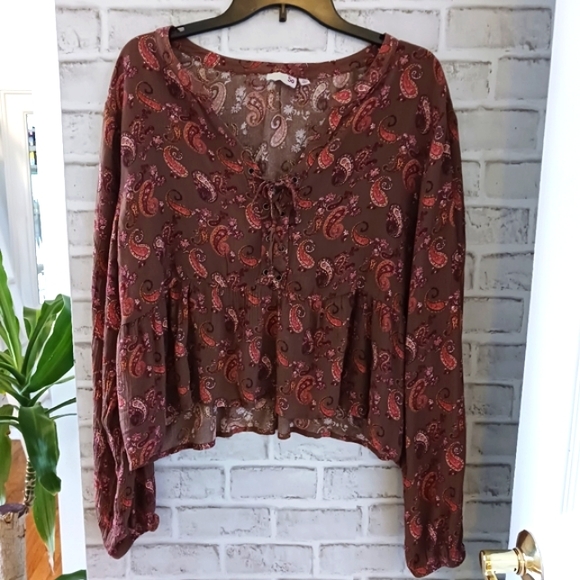 So • Women Junior's Boho Paisley Long Sleeve Lace Up Textured Peplum Top - Picture 10 of 12